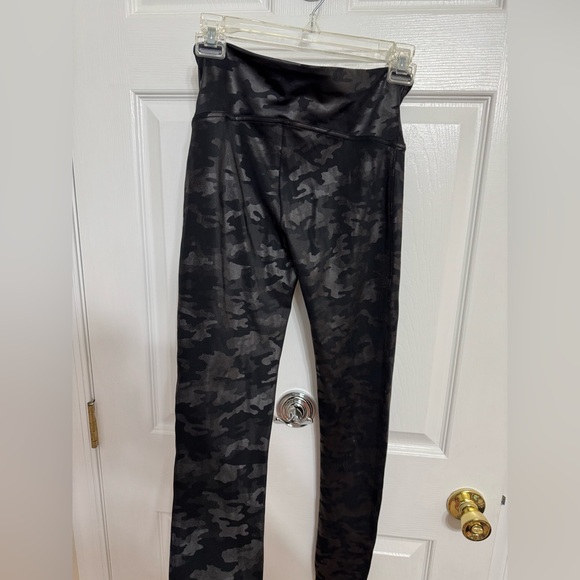 SPANX Faux Leather Leggings High Waist Camo Matte Black 20185R - Picture 8 of 10